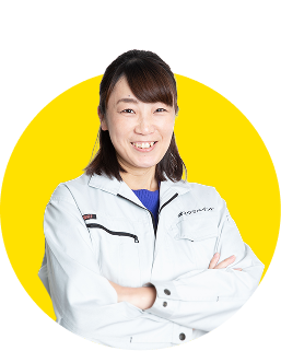 腕を組んでいる女性スタッフ