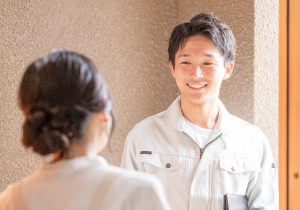 お客さんと話す男性スタッフ